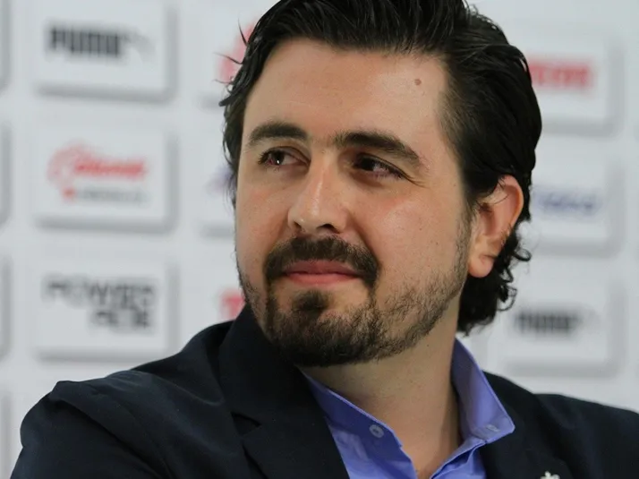 Amaury llega al hotel de concentración de Chivas