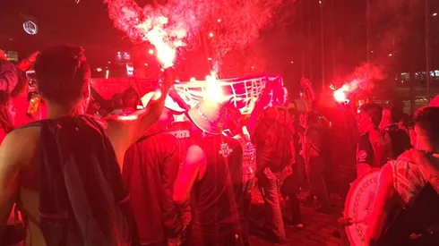 Aficionados de Chivas realizan serenata al plantel previo al clásico.