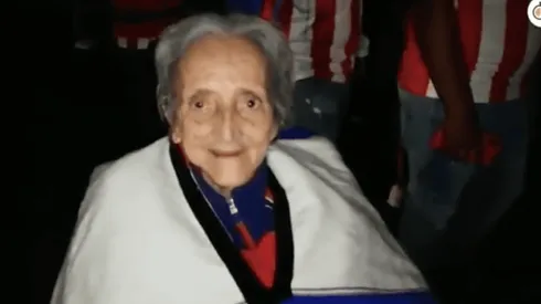 Doña Victoria fue a la serenata al plantel de Chivas.