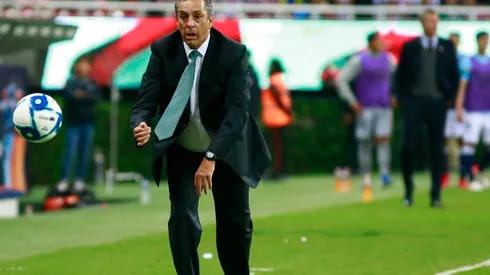 El estratega rojiblanco fue golpeado por un balón en una jugada fortuita