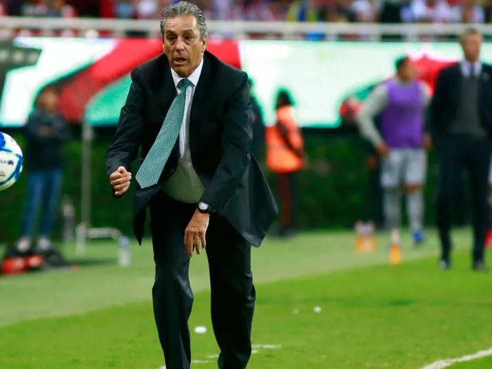 El balonazo en el rostro que recibió Boy ante Pachuca
