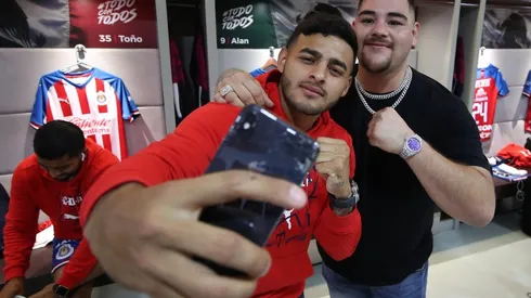 El campeón mundial de los pesos pesados posó para las fotos con Alexis Vega y Alan Pulido