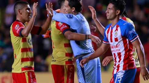 El portero Sosa de Monarcas y Gudiño de Chivas fueron ofendidos con los gritos que se convirtieron en polémica