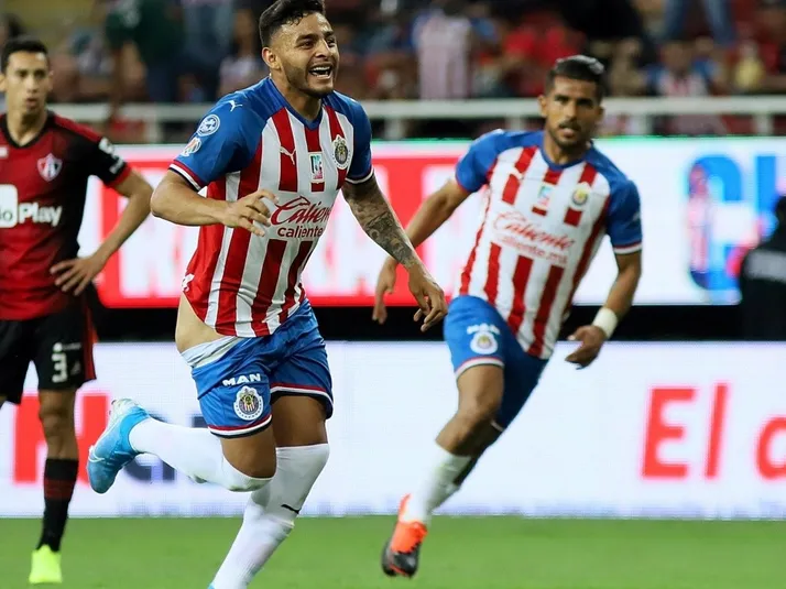 Chivas propone #FestejoComoElPollo y la afición luce el #AlexisVegaChallenge