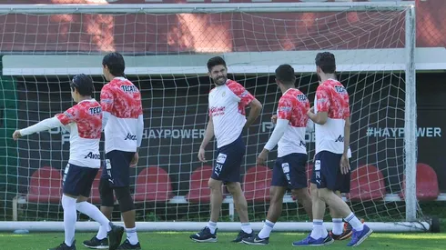 El atacante fue uno de los principales sorprendidos del plantel rojiblanco al ver la dedicatoria de su pancarta