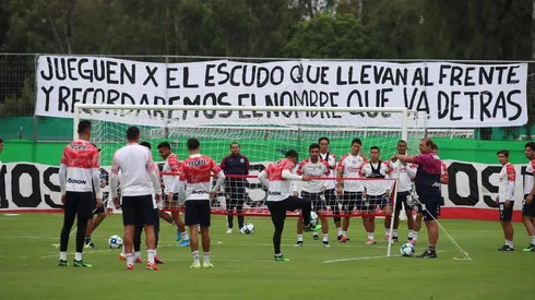 Los aficionados rojiblancos desplegaron diversos telones en la cancha dos de Verde Valle