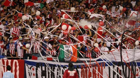 El festejo de los rojiblancos obligó a la detención del encuentro a los 80 minutos