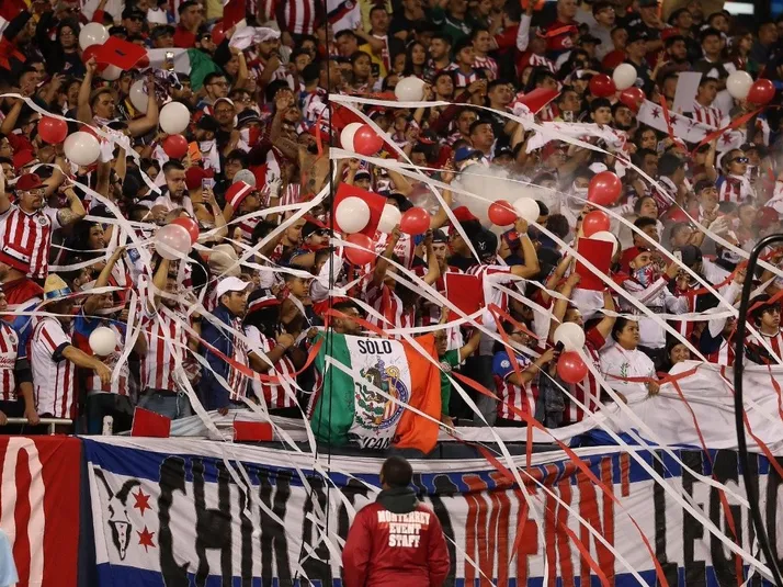 Ambientazo "chivahermano" gana el duelo en Chicago