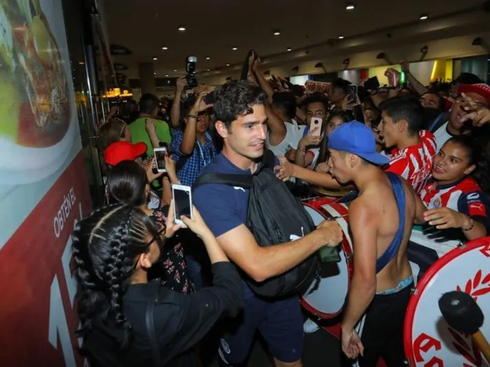 Jugadores comparten con afición que le lleva serenata en CDMX