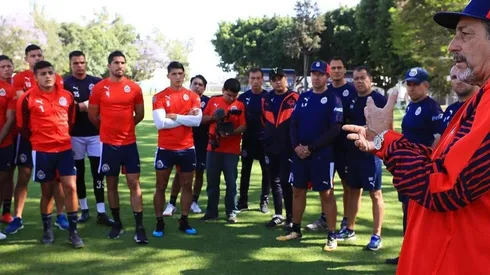 El entrenador rojiblanco conversó aparte con el defensor Oswaldo Alanís en Verde Valle