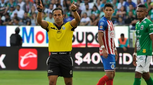 ¿Qué opinan los expertos del uso del VAR en el partido de Chivas vs. León?