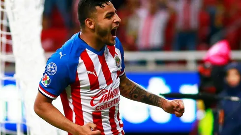 Vega destrozó a la zaga esmeralda y batió el arco de Rodolfo Cota sin contemplación