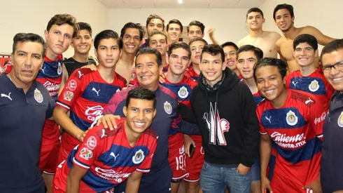 Chucky Lozano compartiendo con la Sub 20 de Chivas.