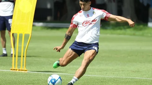 El entrenador rojiblanco conversó con su delantero antes de iniciar los trabajos de definición