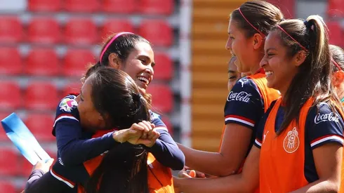 Jugadoras de Chivas celebrando el triunfo.