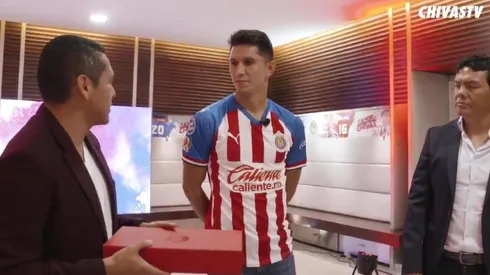 Ramón Morales y Joel Sánchez, en representación de los ex capitanes, entregaron el gafete a Molina