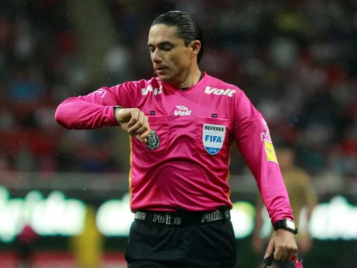 Óscar Macías Romo será el silbante de Chivas ante Tigres por el Apertura 2019