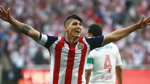 Alan Pulido con las Chivas en el Clausura 2017.