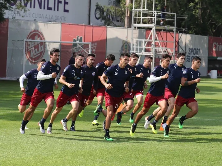 Chivas viajó con esta convocatoria a Chicago