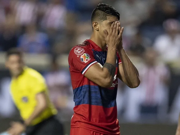 Alan Pulido falla su intento de penal ante Fiorentina