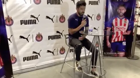 Oribe Peralta en la firma de autógrafos.