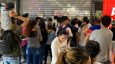 Aficionados afuera de la tienda.