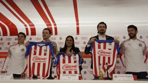Chivas muestra su patrocinante en la nueva playera.