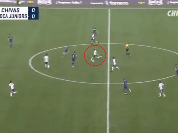 Alanís casi anota desde media cancha