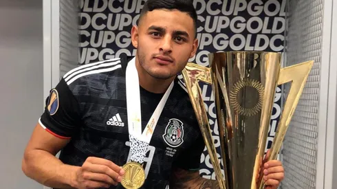 Alexis Vega presumió el trofeo de Copa Oro