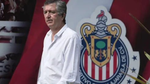 Jorge Vergara con el escudo de Chivas.