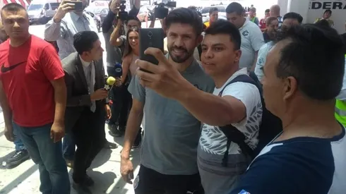 Oribe Peralta fue uno de los rojiblancos más solicitado por la afición en el aeropuerto tapatío