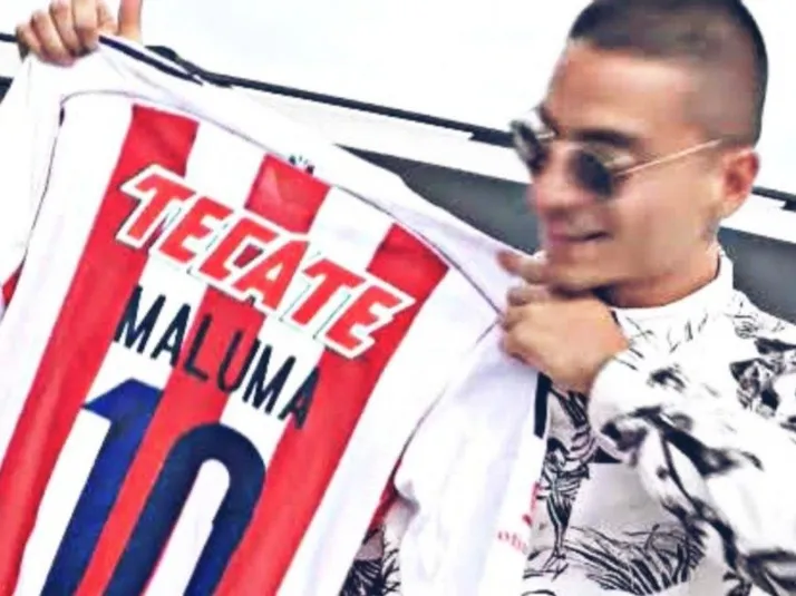 Comparten imagen de Maluma con la playera de Chivas