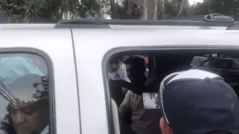 Aficionados fotografiándose con Oribe Peralta.