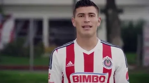 Chatón Enríquez con la jersey de Chivas.