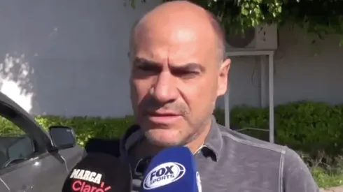 Director Deportivo de León dialogando de Macías.