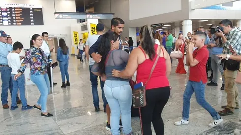 Un grupo de aficionados fueron a saludar al equipo en el aeropuerto