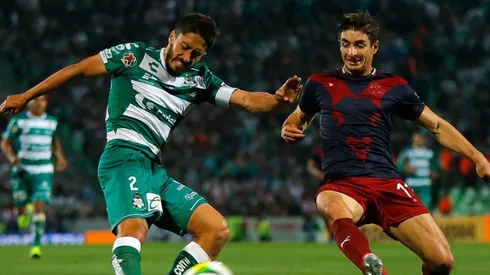 Chivas enfrentando a Santos Laguna en la Liga MX.