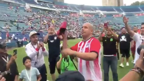 Adolfo Bautista regalando sus zapatos.