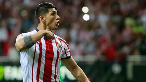 Alan Pulido celebrando una de sus anotaciones.