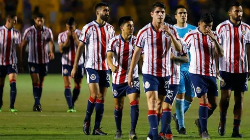 Plantel de Chivas en el partido ante Tigres.