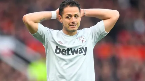 Javier Hernández enfrentando al Manchester United.