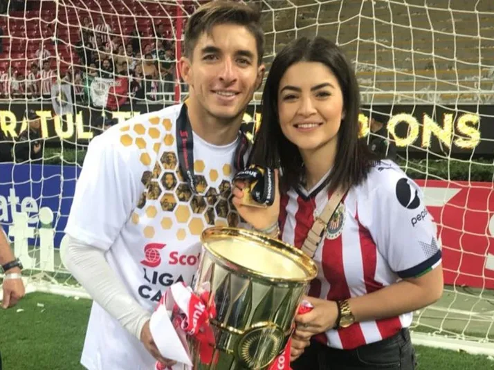 Isaác Brizuela se casó con su pareja, Karen Ulloa