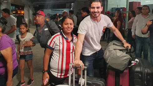 El defensor se fotografió con varios aficionados del Rebaño que se acercaron a esperarlo