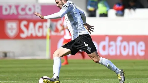 El defensor ya publicó su despedida de Portugal para volver a México con Chivas