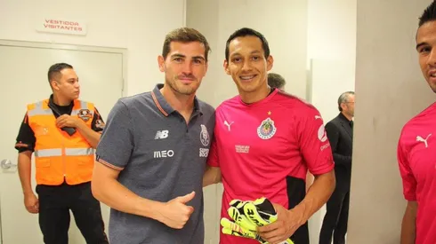 Rodolfo Cota acompañado de Iker Casillas.