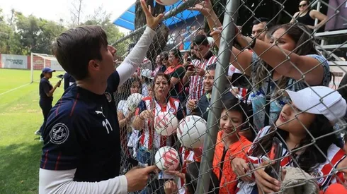 "Cone" Brizuela fue uno de los preferidos por los niños para firmar balones y playeras