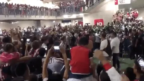 Aficionados de Chivas celebrando el triunfo ante León.