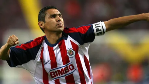 Ramón Morales con la playera de Chivas.
