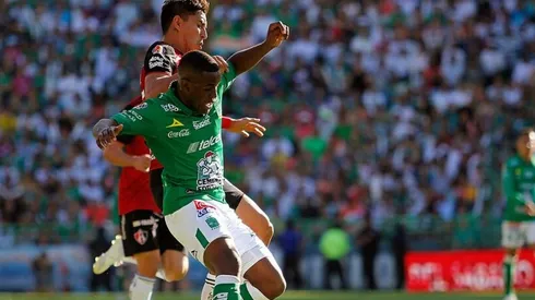 León enfrentando al Atlas.