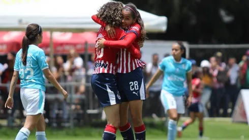 Jugadoras de Chivas celebrando el triunfo ante Querétaro.